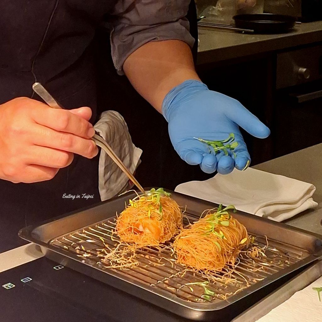 Silks Place Tainan Infinity rice noodles and Mikandai plating up