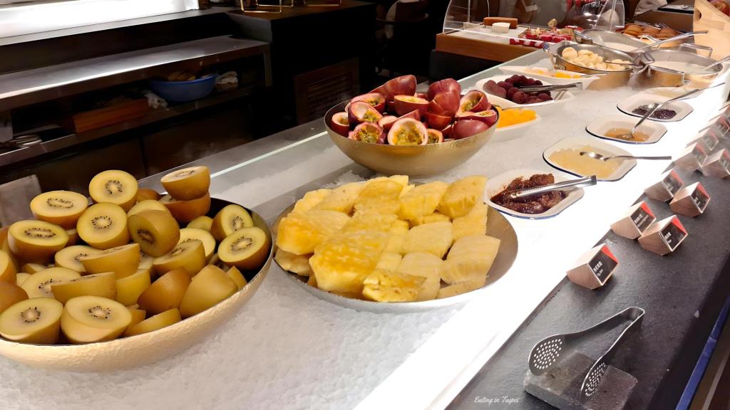 Silks Place Tainan Robins breakfast fruit